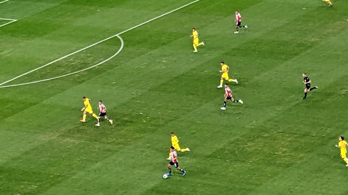 Jugadores de Chivas y América durante un Clásico Nacional