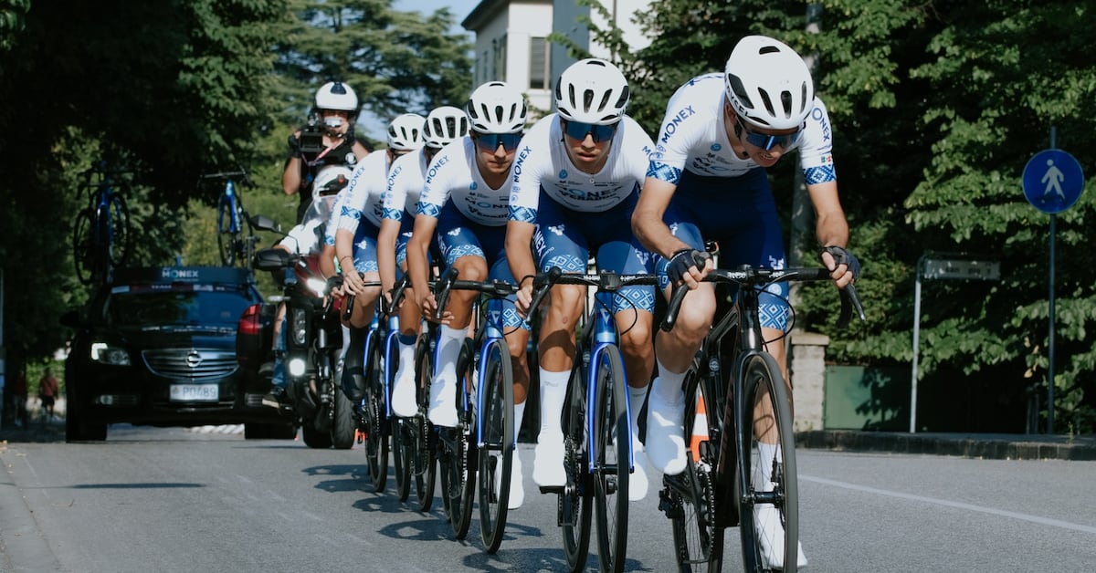 Ciclistas juveniles del equipo A.R. Monex entrenan en formación sobre una carretera