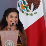 Clara Brugada habla durante un acto público en la Ciudad de México