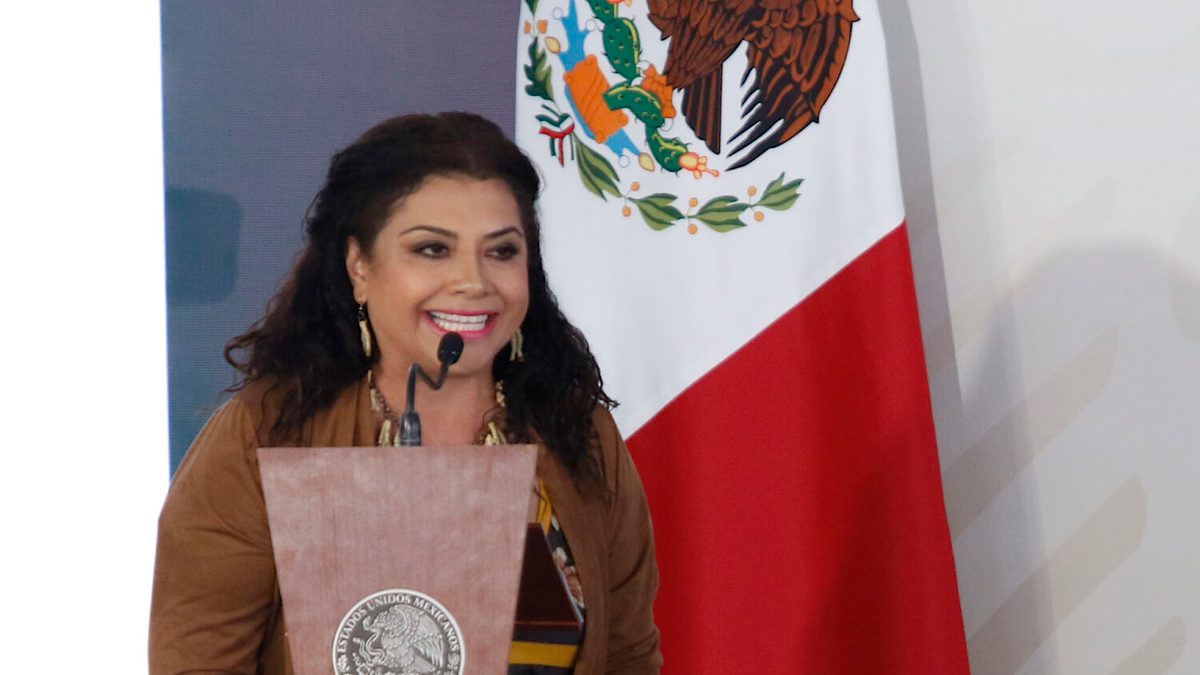 Clara Brugada habla durante un acto público en la Ciudad de México