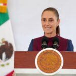Claudia Sheinbaum habla en conferencia desde Palacio Nacional con la bandera de México al fondo