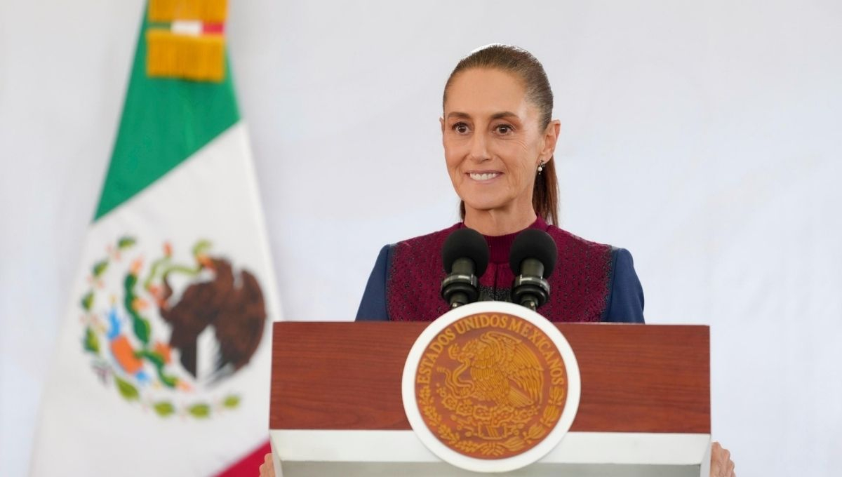 Claudia Sheinbaum habla en conferencia desde Palacio Nacional con la bandera de México al fondo