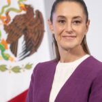 Decreto para redes sociales obliga, pero omite sanciones Claudia Sheinbaum durante una conferencia, con la bandera de México al fondo
