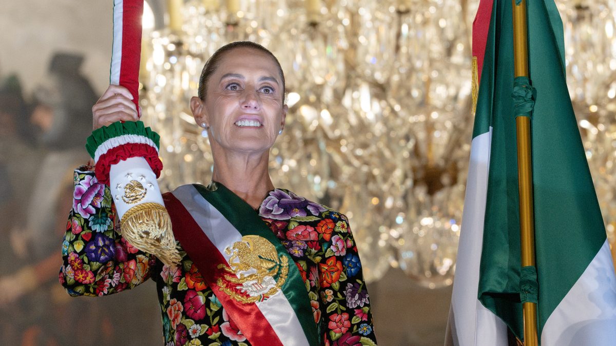 Claudia Sheinbaum durante una ceremonia oficial con la bandera de México