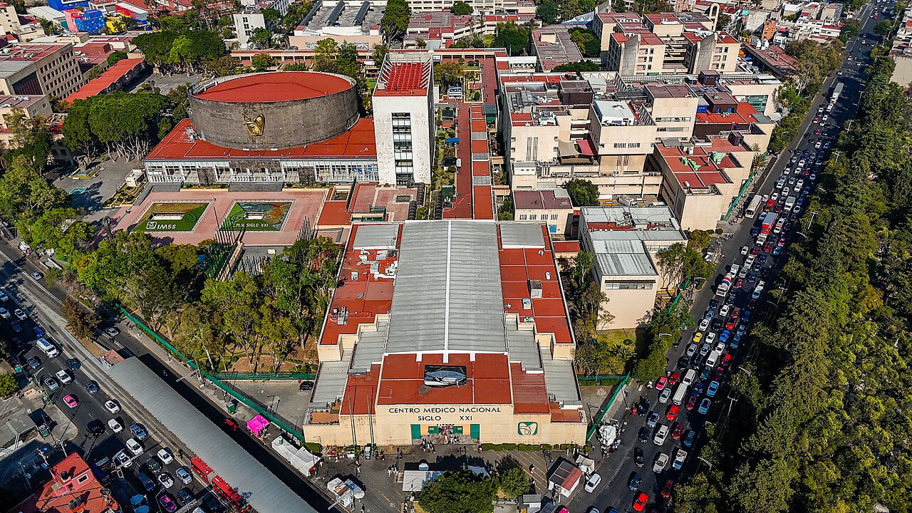 Vista aérea de un complejo hospitalario del IMSS en Ciudad de México
