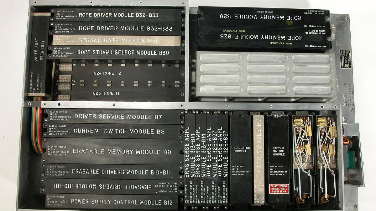 Módulos internos de la computadora de guiado del programa Apolo desarrollada por el MIT