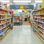 Pasillo de supermercado con alimentos y productos de consumo