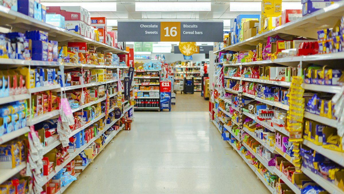 Pasillo de supermercado con alimentos y productos de consumo