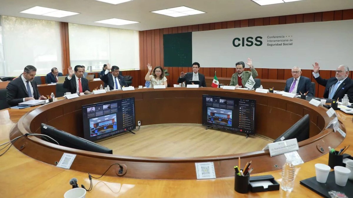 Integrantes del Consejo Técnico del IMSS en sesión con Zoé Robledo