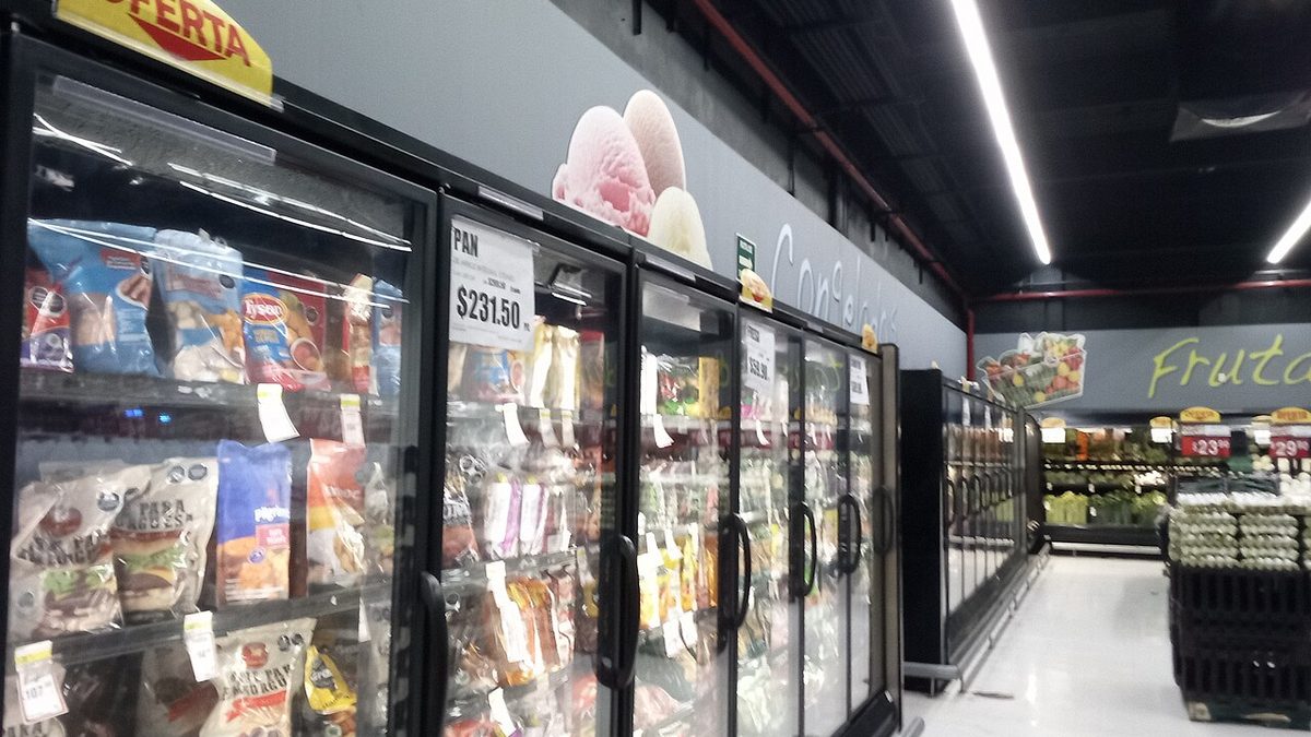 Pasillos de un supermercado en México con productos de consumo