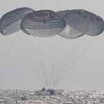 Crew-12 vuelve a la Tierra tras 237 días en el espacio Cápsula Dragon Freedom de Crew-12 ameriza con cuatro paracaídas