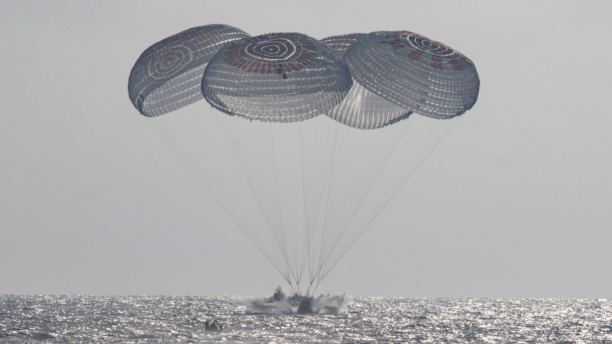 Cápsula Dragon Freedom de Crew-12 ameriza con cuatro paracaídas