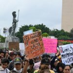 Manifestantes exigen agua limpia durante una marcha en Guadalajara