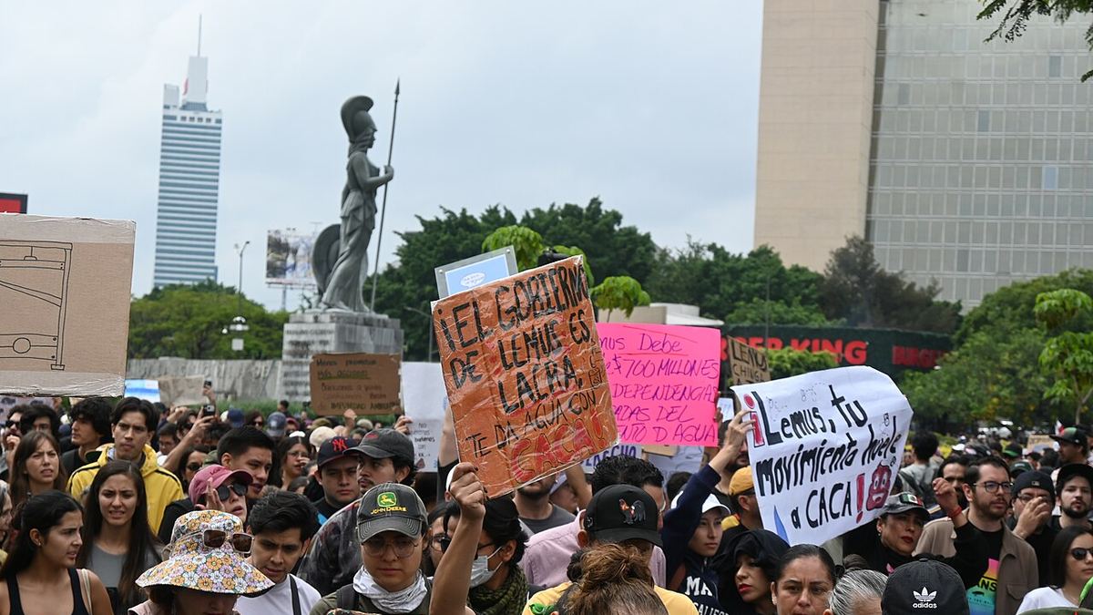 Manifestantes exigen agua limpia durante una marcha en Guadalajara