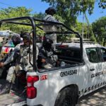 Vehículos de la Guardia Nacional recorren una calle de Cuautla, Morelos