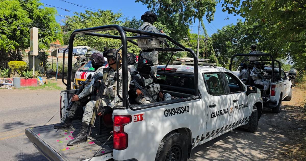 Vehículos de la Guardia Nacional recorren una calle de Cuautla, Morelos