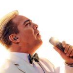 Cristian Castro canta con un micrófono durante una presentación