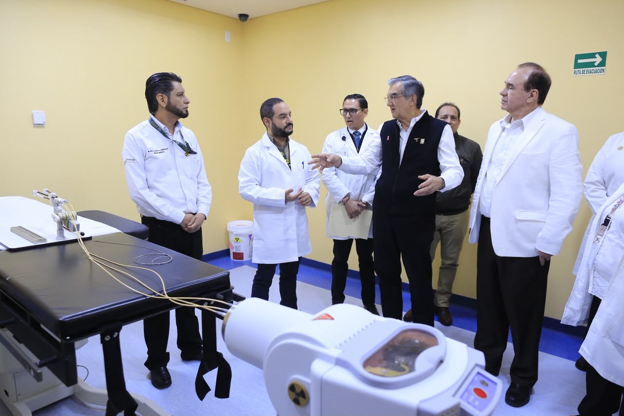 Américo Villarreal recorre áreas médicas especializadas del hospital en Ciudad Victoria