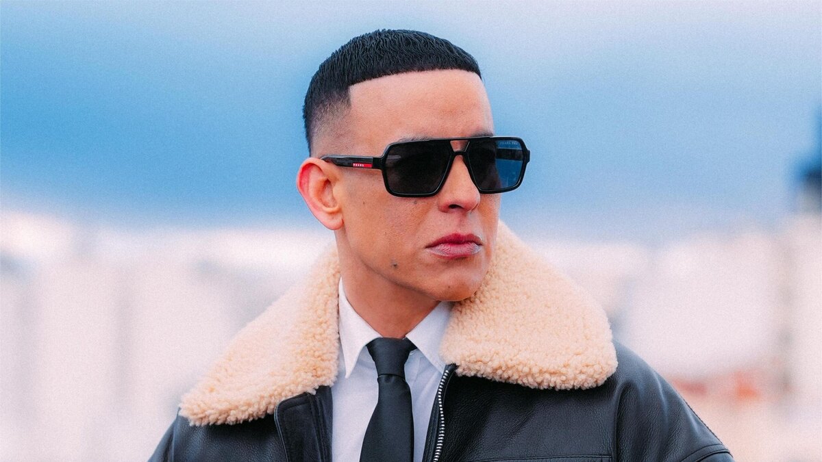 Daddy Yankee con gafas oscuras y chaqueta, en una fotografía promocional de archivo de 2026