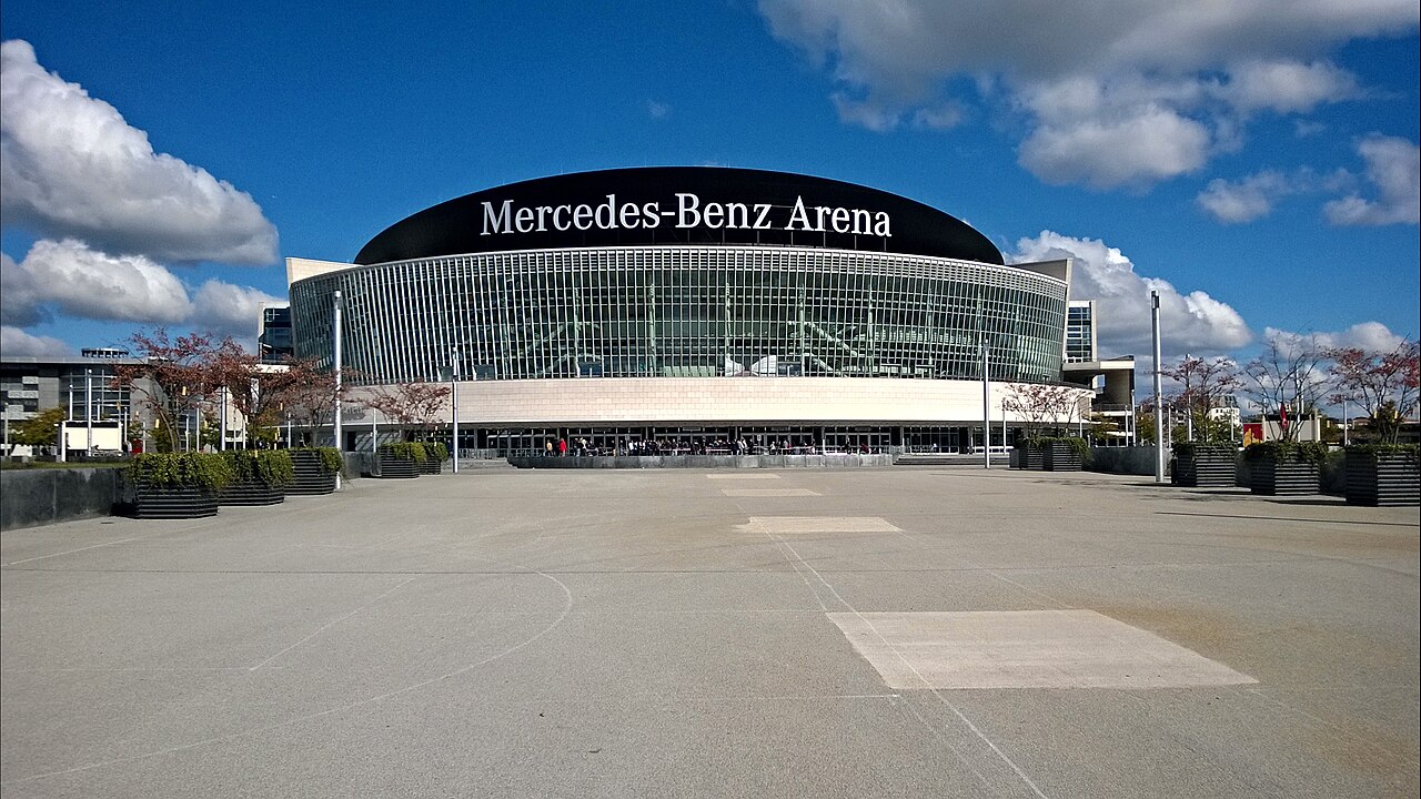 Fachada del recinto hoy llamado Uber Arena en Berlín, fotografía de archivo de 2015