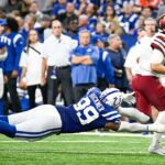 DeForest Buckner, con el número 99 de los Colts, intenta detener a Taylor Heinicke durante un partido de 2022.