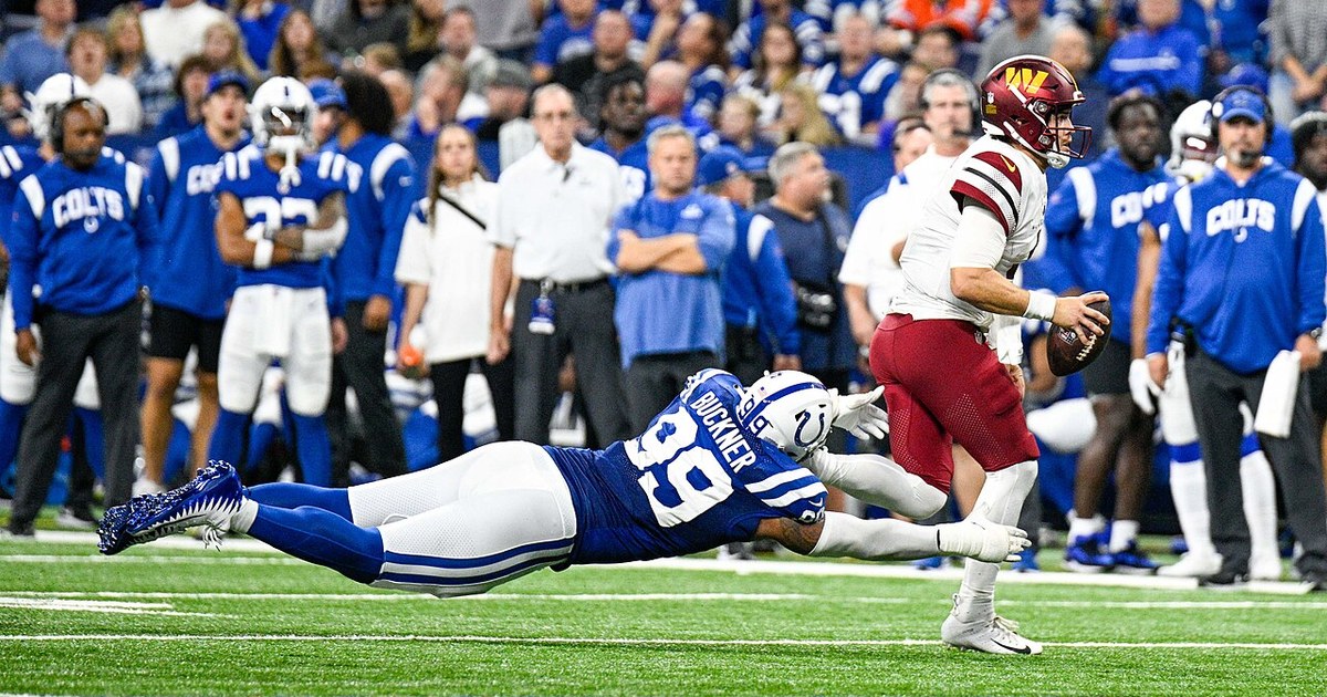 DeForest Buckner, con el número 99 de los Colts, intenta detener a Taylor Heinicke durante un partido de 2022.