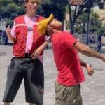 Integrantes de poblaciones callejeras y personal de El Caracol juegan futbol en una plaza de Ciudad de México