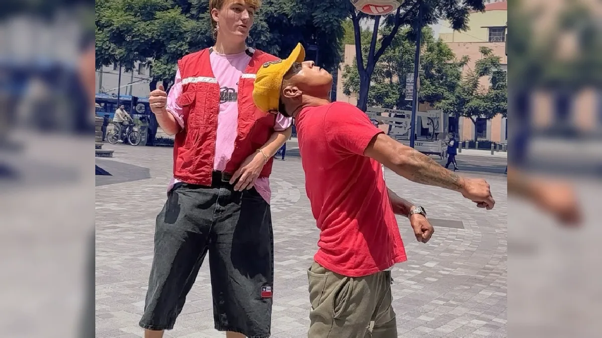 Integrantes de poblaciones callejeras y personal de El Caracol juegan futbol en una plaza de Ciudad de México