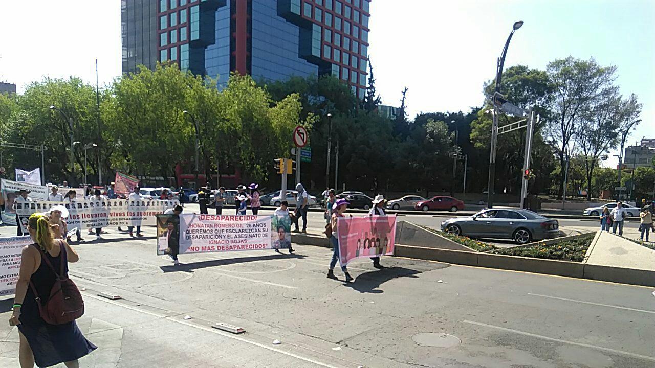 Familiares de personas desaparecidas marchan con mantas y fotografías en Ciudad de México