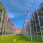 Banderas y edificio del Palacio de las Naciones de la ONU en Ginebra, fotografía de archivo de 2023