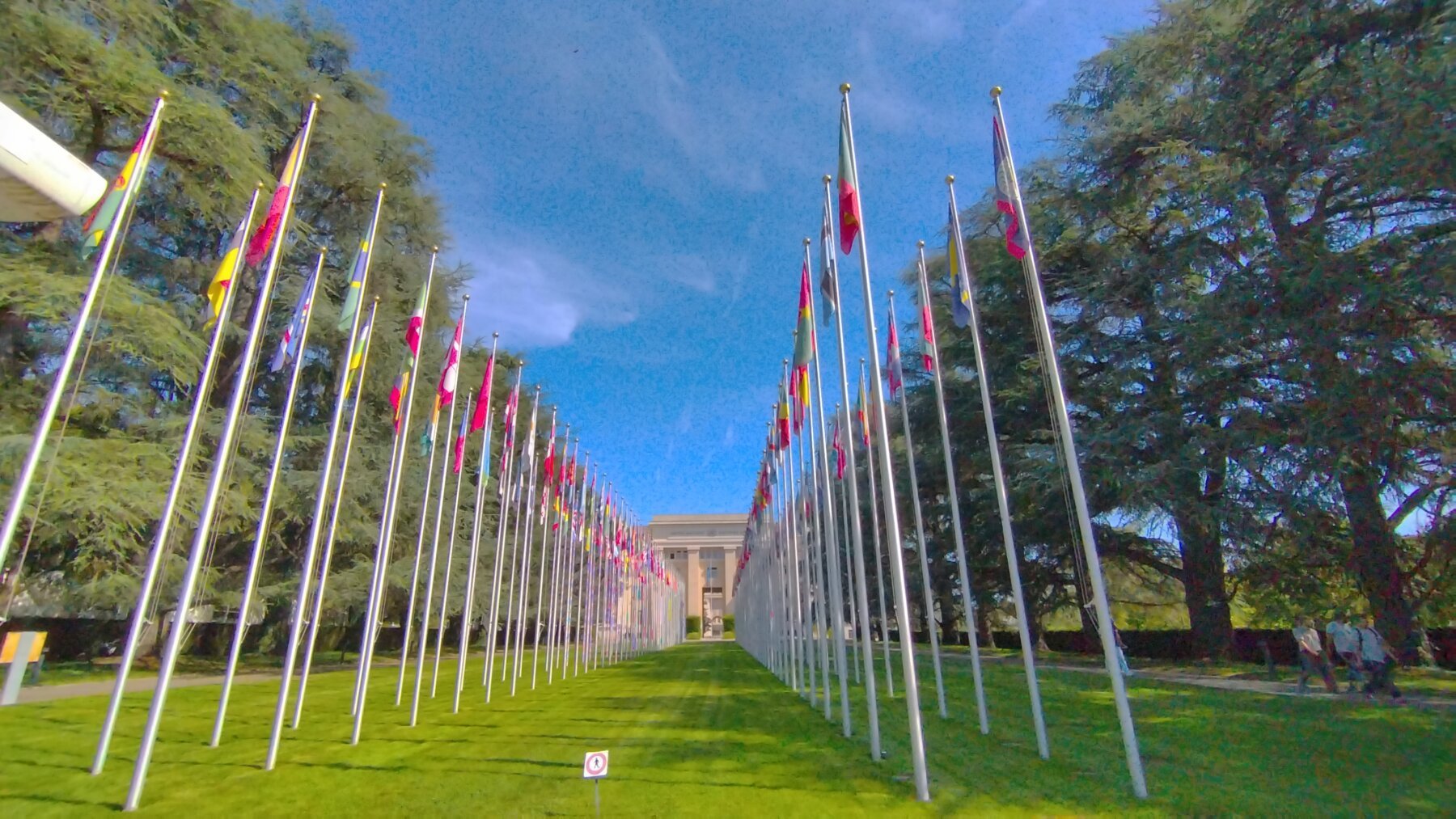 Banderas y edificio del Palacio de las Naciones de la ONU en Ginebra, fotografía de archivo de 2023
