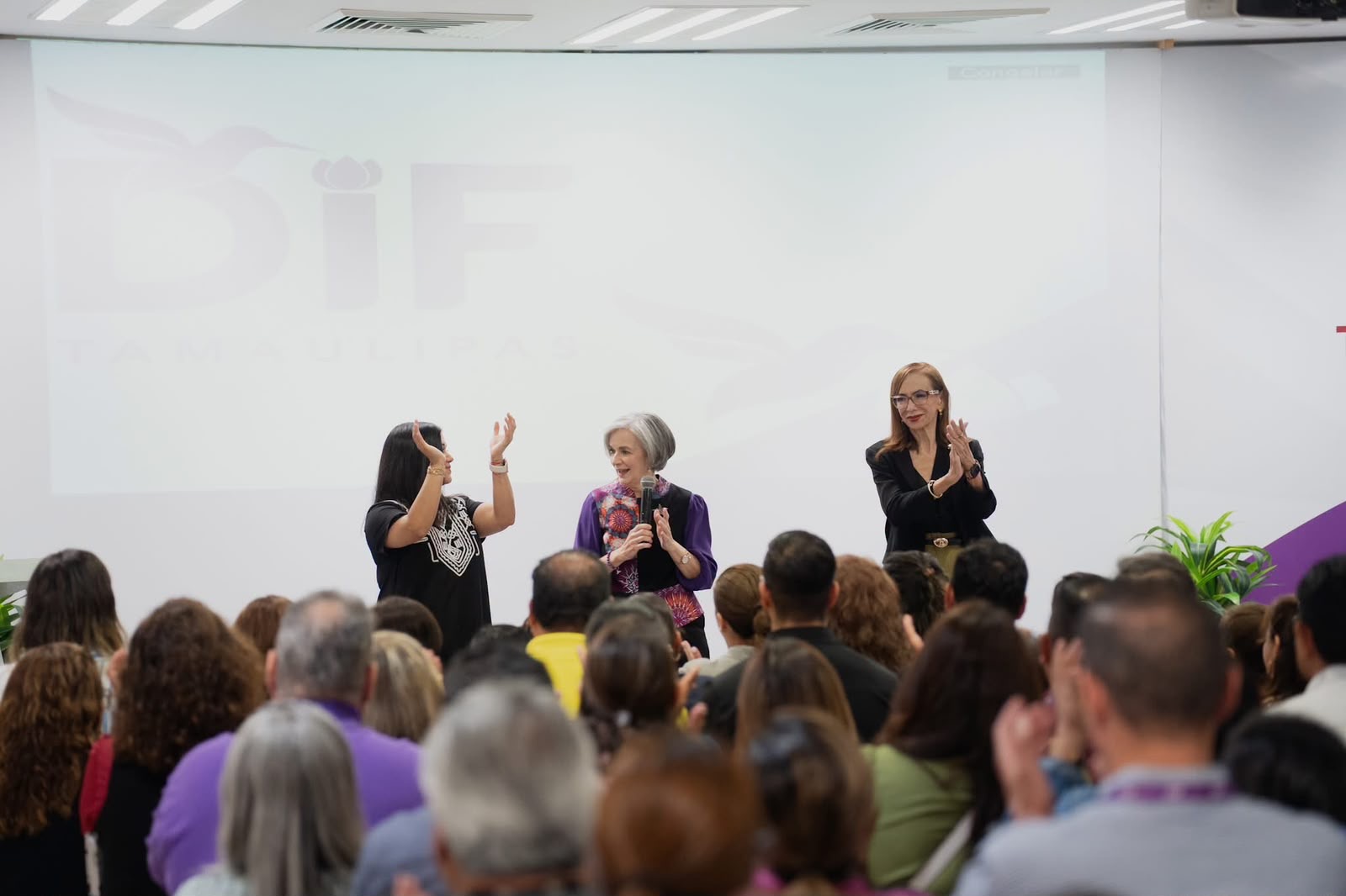 María de Villarreal encabeza el encuentro con Mensajeros de Paz