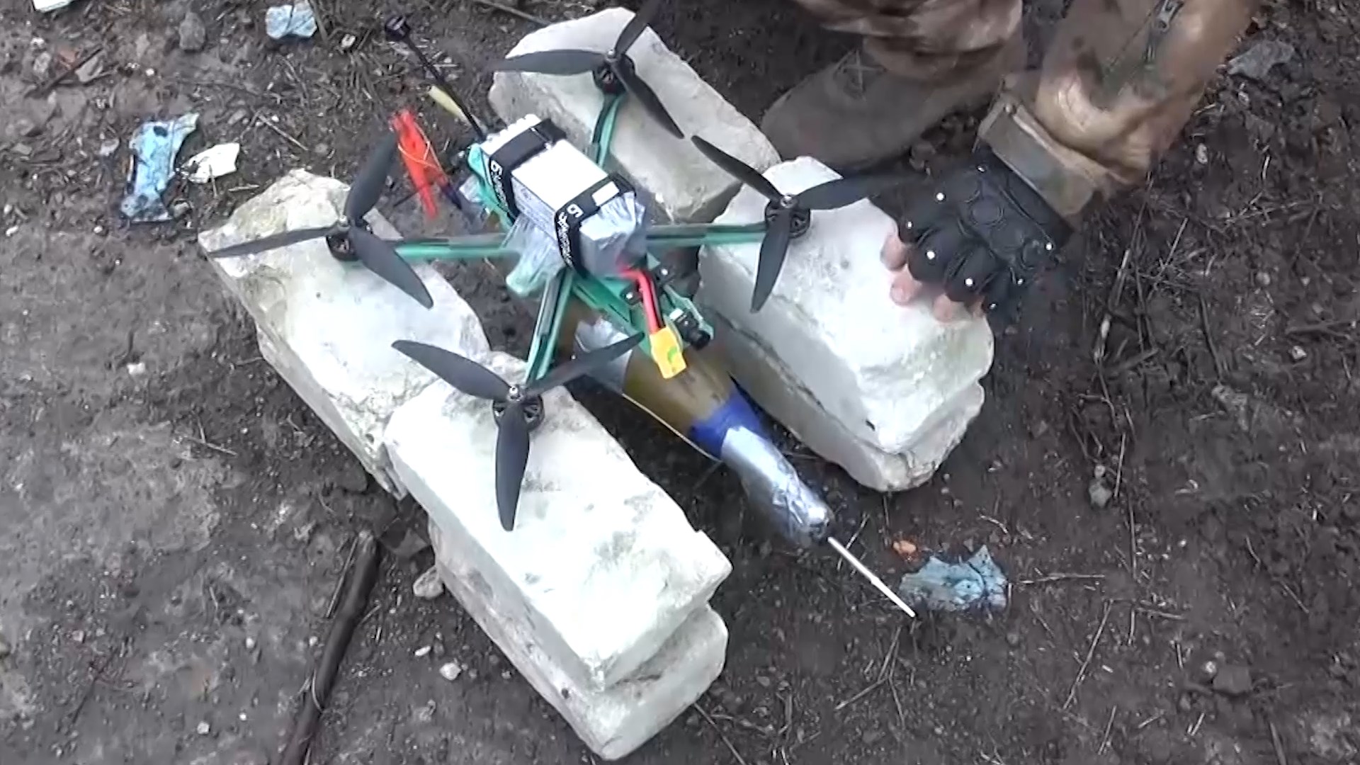 Dron FPV con hélices y equipo de control en un campo
