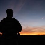 Dron de vigilancia sobre la frontera entre México y Estados Unidos al atardecer
