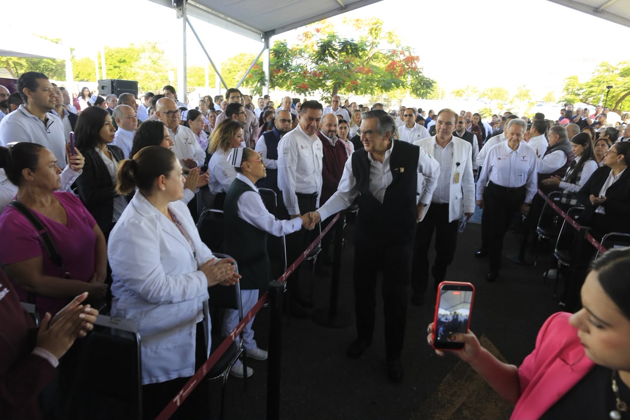 Américo Villarreal saluda a personal de salud durante la campaña contra el cáncer de mama