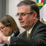 Marcelo Ebrard sentado al centro durante una reunión bilateral con funcionarios de Estados Unidos
