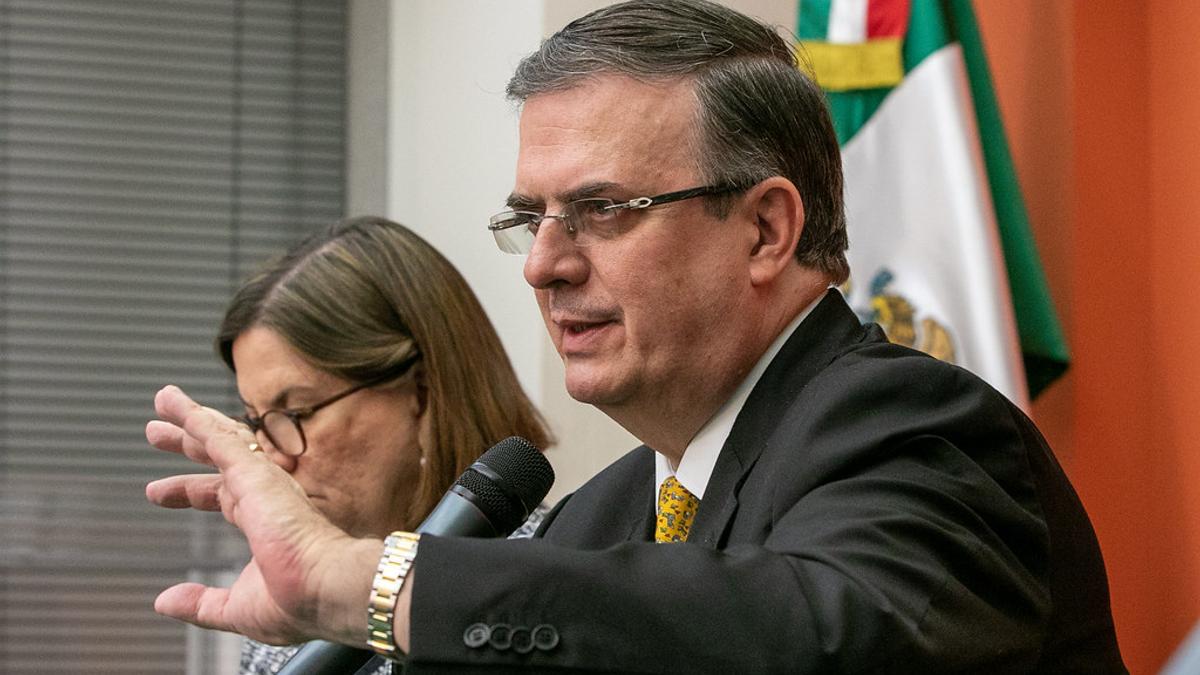 Marcelo Ebrard sentado al centro durante una reunión bilateral con funcionarios de Estados Unidos