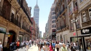 Economía mexicana crece 3.7%, pero pierde impulso mensual
