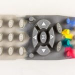 Control remoto de televisión centrado sobre fondo azul, imagen alusiva al estreno de El círculo en Netflix