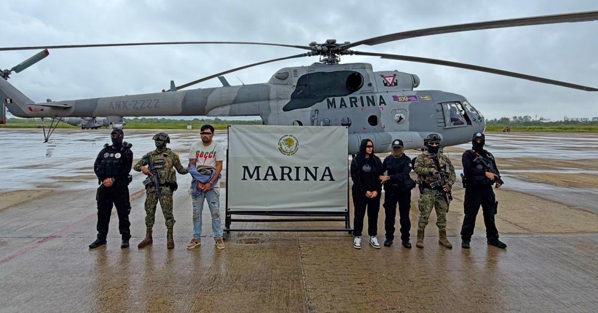 Carlos N y Ana Gabriela N, con identidades protegidas, junto a personal naval tras la detención reportada en Tuxtepec.