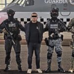 Iván Cazarín Molina, El Tanque, escoltado por fuerzas federales frente a una aeronave de la Guardia Nacional