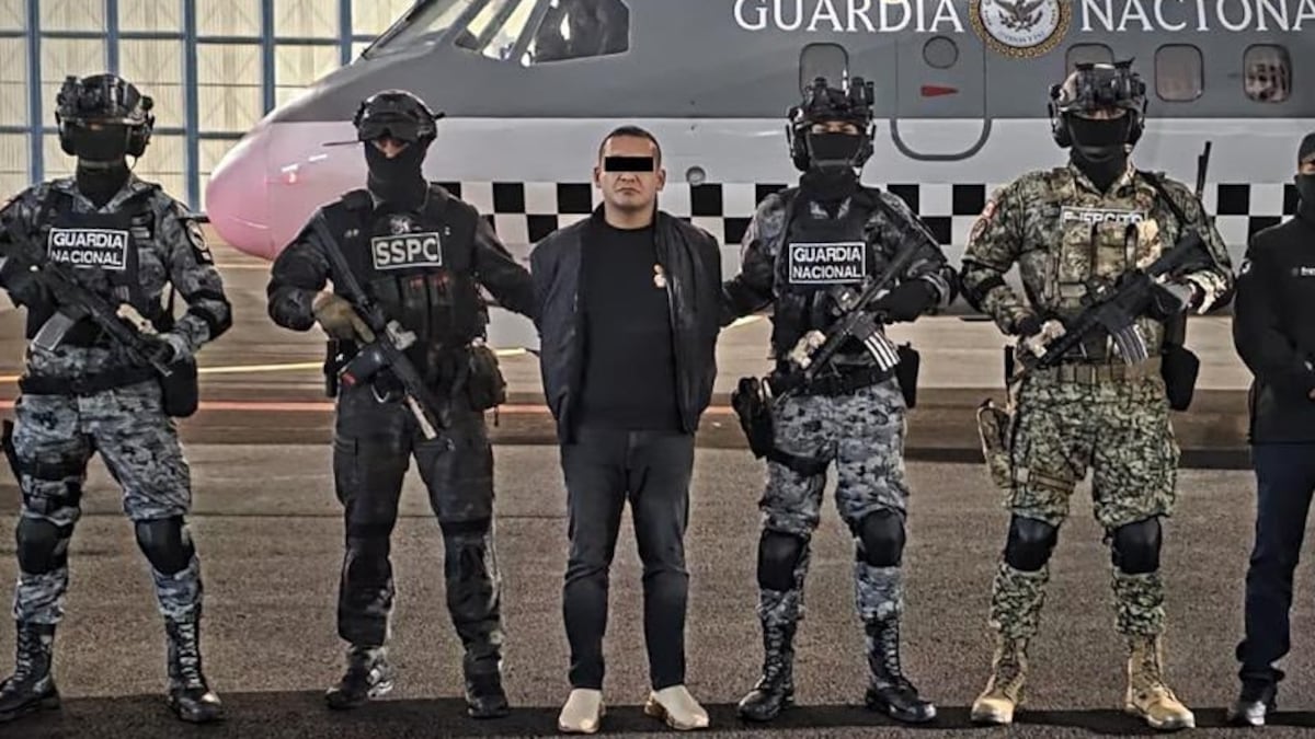 Iván Cazarín Molina, El Tanque, escoltado por fuerzas federales frente a una aeronave de la Guardia Nacional