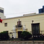 Fachada de la Embajada de México en Lima, Perú, con la bandera mexicana