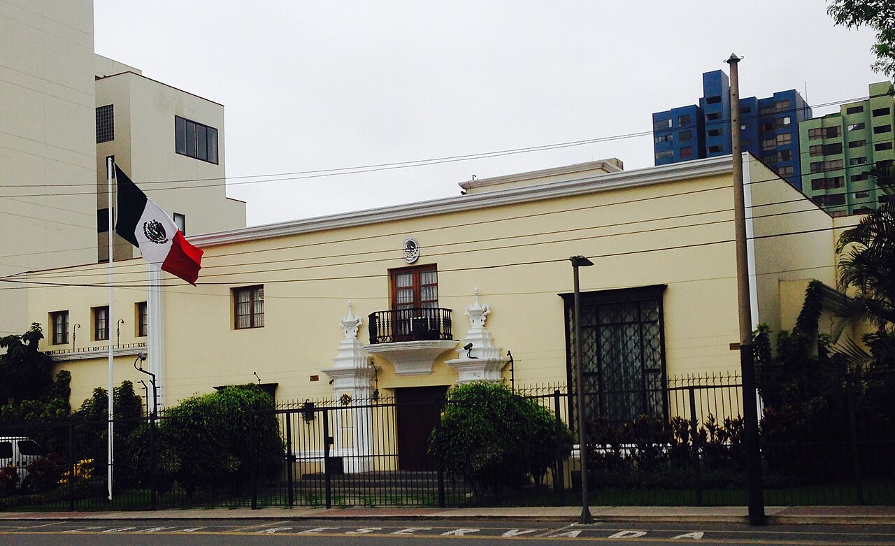 Fachada de la Embajada de México en Lima, Perú, con la bandera mexicana