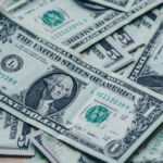 Billetes de dólares estadounidenses, imagen ilustrativa de las remesas financiadas con el empleo de mexicanos en EU