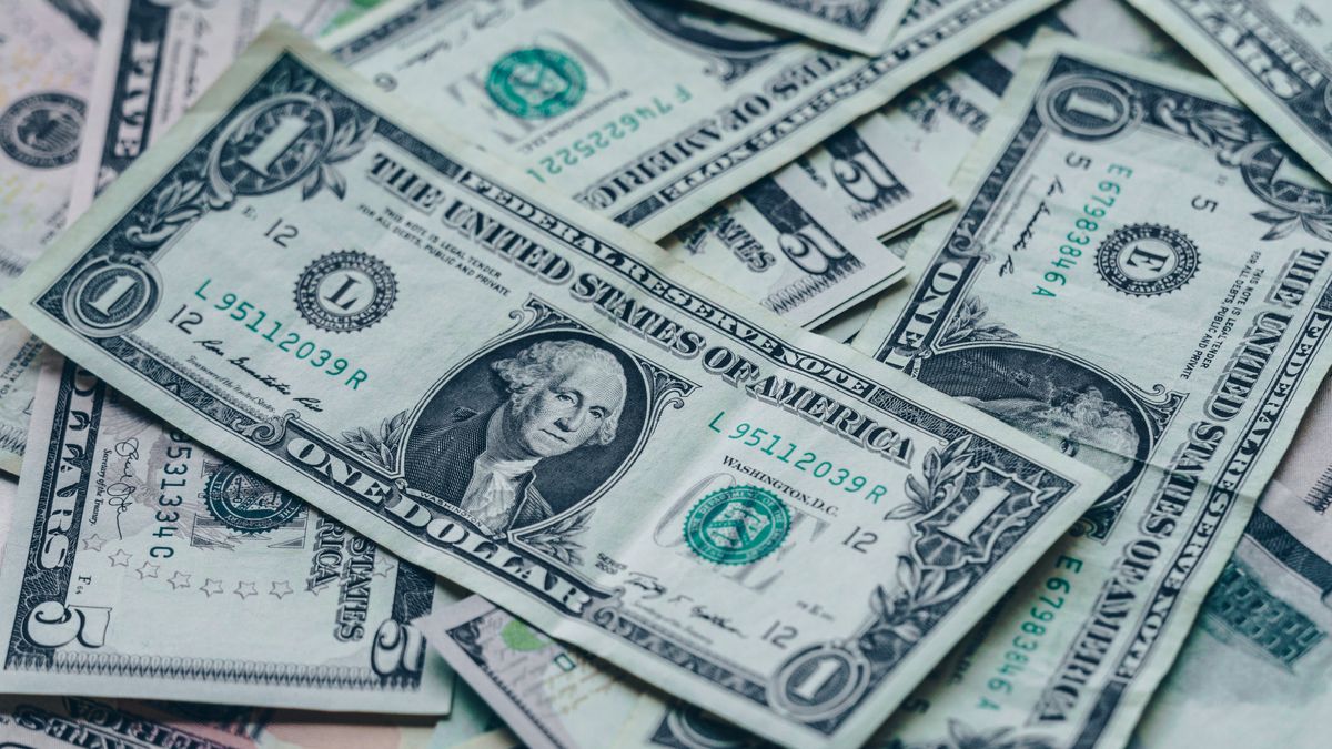 Billetes de dólares estadounidenses, imagen ilustrativa de las remesas financiadas con el empleo de mexicanos en EU