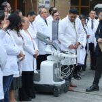 Zoé Robledo y personal médico observan un ultrasonido en el almacén Vallejo del IMSS