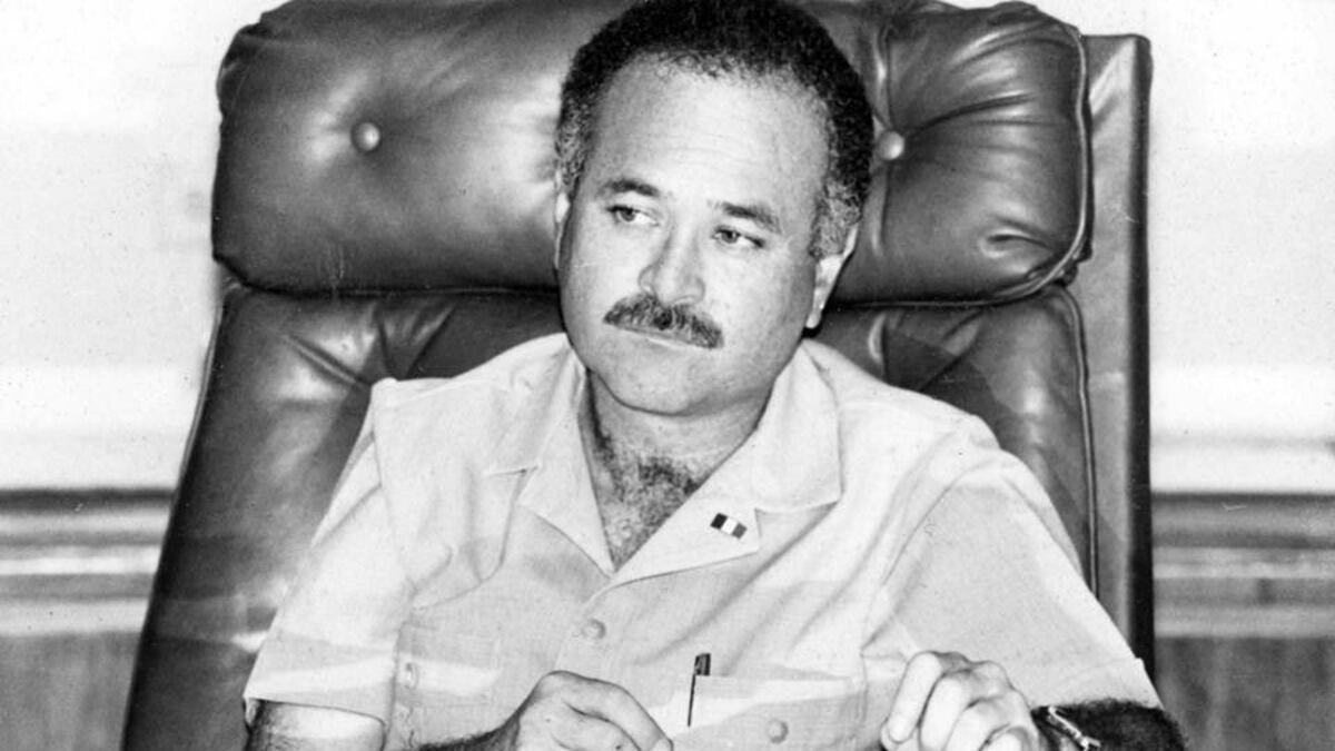 Ernesto Ruffo sentado en su oficina ante la investigación por huachicol fiscal