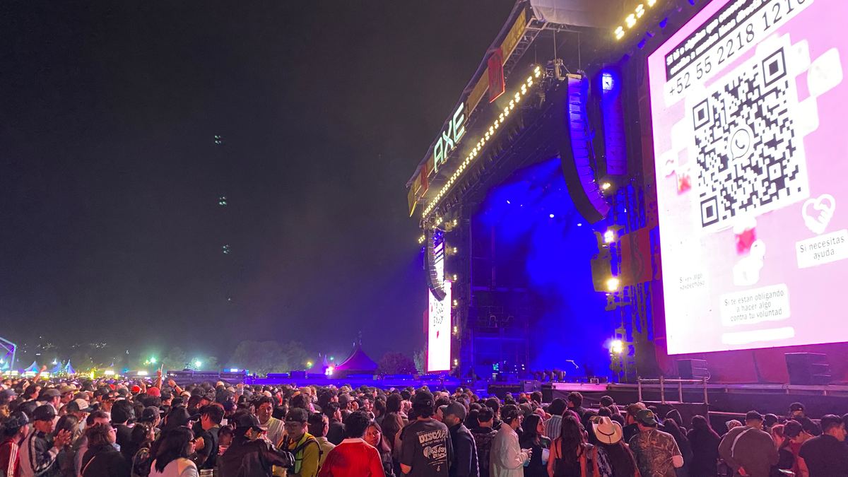 Escenario horizontal preparado antes de una presentación de Natanael Cano en Ciudad de México