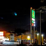 Gasolinera Pemex de noche que ilustra los cambios al estímulo fiscal al diésel y las gasolinas